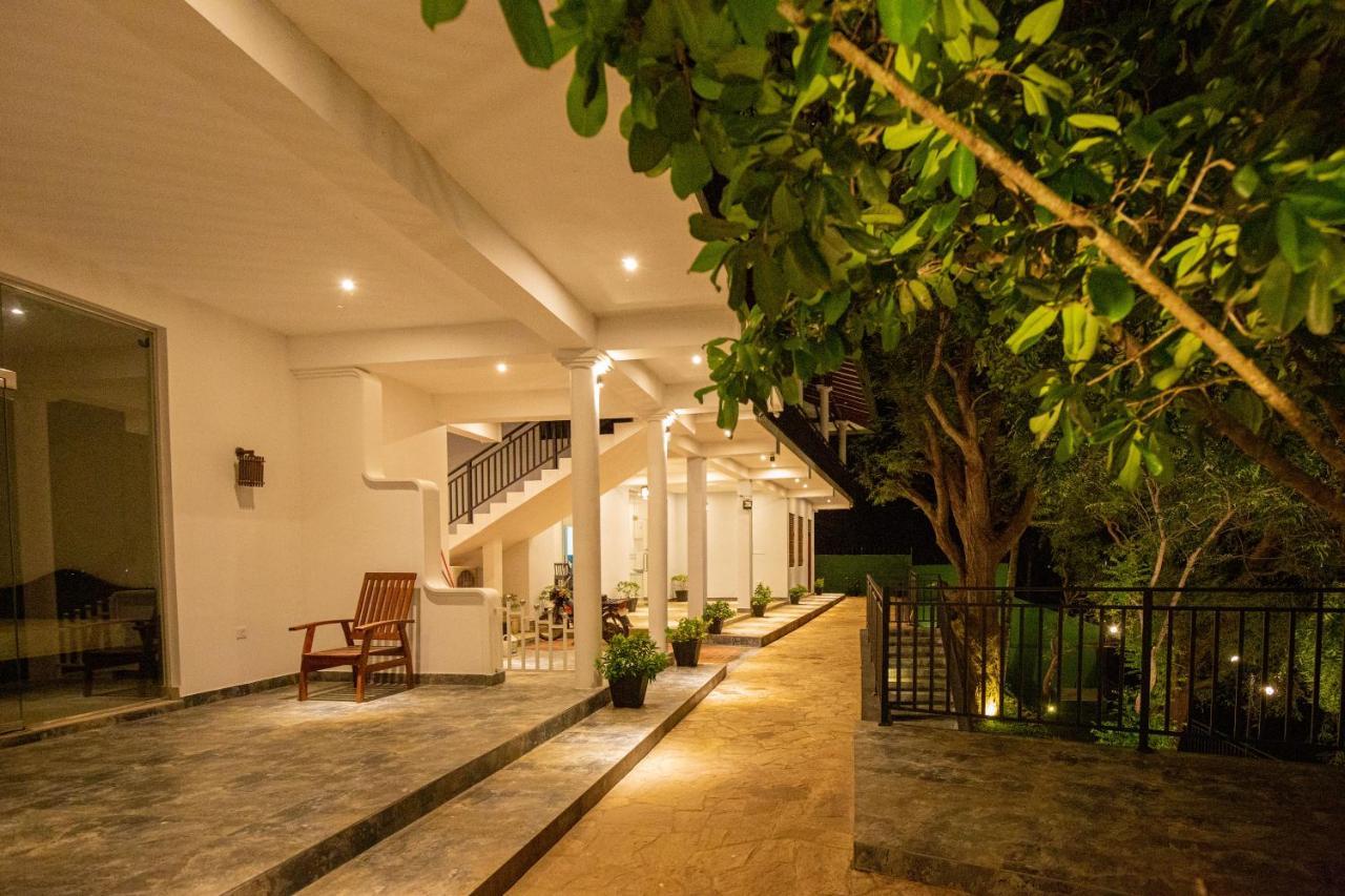 Olu Villa Resort Tissamaharama Buitenkant foto